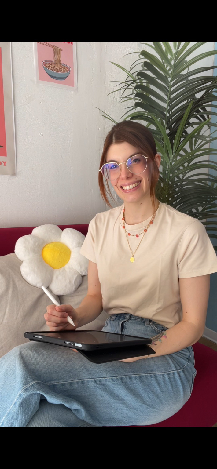 Sara disegna un'illustrazione su tablet